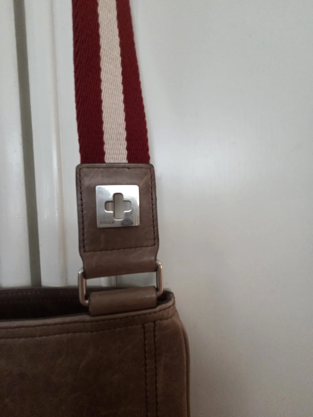 BALLY Mens Tuston crossbody Leather Bag with Red-Striped Shoulder Strap
